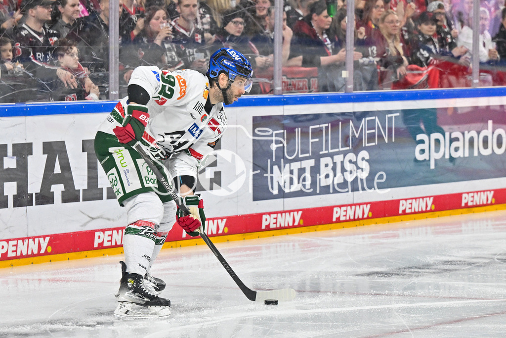 Kölner Haie - Augsburger Panther | KÖLN, DEUTSCHLAND - 04. MÄRZ: am Puck Joseph CRAMAROSSA (Augsburger Panther 92) / Einzelfoto / Freisteller während dem Match zwischen den Kölner Haien und den Augsburger Panthern am 48. Spieltag der Penny DEL in der Lanxess Arena