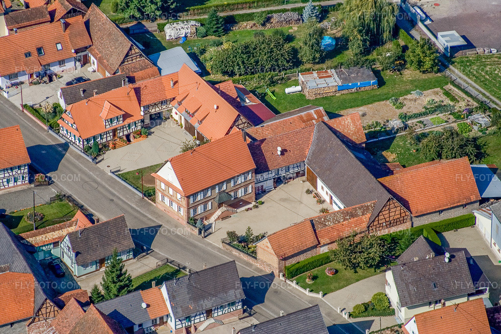 Aerial view: Rue Principale from the southeast in Schleithal in the state Bas-Rhin, France. – Photo: IMG_13596.jpg taken on 09/28/2008 by Werner Riehm/FLY-FOTO.com – Resolution of the original: 3456 x 2304 px