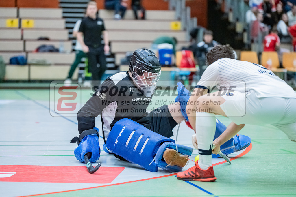 HK_20231216_107408 | 1. Bundesliga Herren  Crefelder HTC - Blau Weiß Köln am 16.12.2023 Sporthalle Glockenspitz, Krefeld , Lasse Kille Torwart ( Crefelder HTC #32 ) , Joshua Delarber ( Blau Weiß Köln #8 )