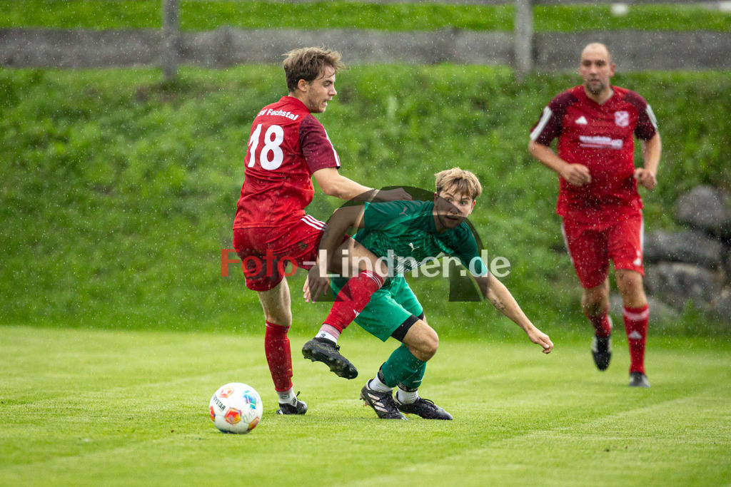 SV Haunshofen gegen SV Fuchstal | Fußball TOTO-Pokal Kreis Zugspitze West Endrunde 2025, SV Haunshofen gegen SV Fuchstal, 20250730,Zweikampf, 2025-07-30 in Haunshofen (Sportplatz Haunshofen), Moritz HARTMANN (SV Fuchstal 18), Leopold NEUBACHER (SV Haunshofen 18), Copyright: WolfgangxLindner www.foto-lindner.de