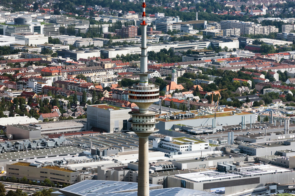 dr__0071258.jpg | MüNCHEN 12.08.2021 Fernmeldeturm- Bauwerk und Fernsehturm Olympiaturm im Olympiapark am Spiridon-Louis-Ring in München im Bundesland Bayern, Deutschland. Weiterführende Informationen bei: DFMG Deutsche Funkturm GmbH,  Olympiapark München GmbH. // Television Tower Olympiaturm in Olympiapark on Spiridon-Louis-Ring in Munich in the state Bavaria, Germany. Further information at: DFMG Deutsche Funkturm GmbH,  Olympiapark Muenchen GmbH. Foto: Daniel Reiter