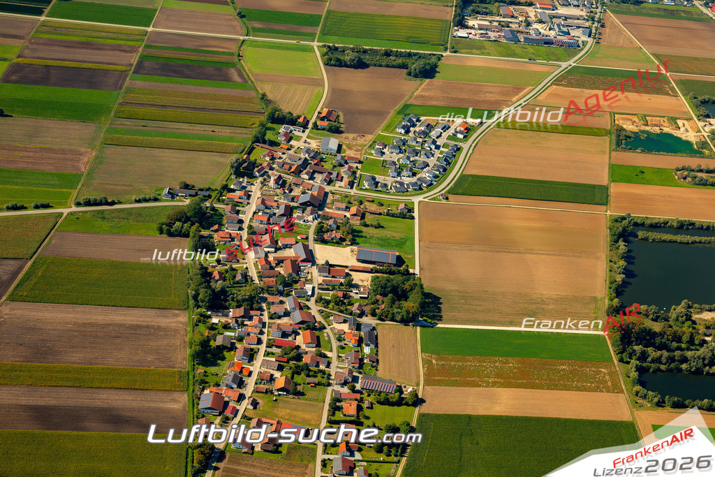 Das Luftbild zeigt : Moosfürth Wallersdorf - Die Luftaufnahme wurde 2023 vom UL-Flugzeug aus erstellt ( keine Drohne ) - Hochauflösende Luftaufnahme - Für grossformatige Ausdrucke geeignet. Die Geschenkidee !Mit Lizenz und Bildrechte bestellbar