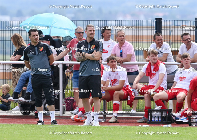 Fussball Verbandsliga 2021/2022: Testspiel SG Empfingen - FC Holzhausen | Fussball  Verbandsliga / Landesliga  2021/2022    03.07.2021TestspielSG Empfingen - FC HolzhausenDas neue Trainerduo FC Holzhausen; Trainer und sportlicher Leiter, Emanuele Ingrao (li) und Trainer Pascal Reinhardt (Mitte)FOTO: ULMER PressebildagenturxxNOxMODELxRELEASExx