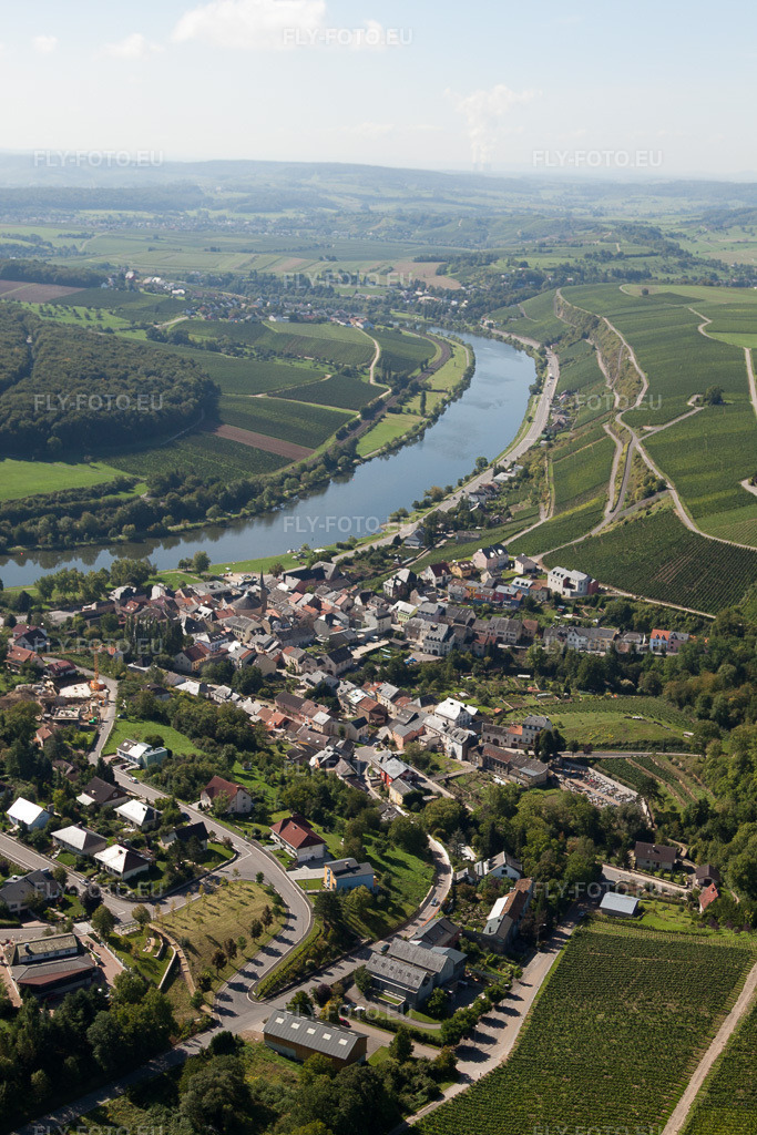 Vue aérienne: Vue de la ville à Wormeldange dans le département Greiwemacher, Luxembourg. Photo: IMG_33688.jpg prise le 11/09/2010 par Werner Riehm/FLY-FOTO.eu – Résolution de l'original: 3168 x 4752 px