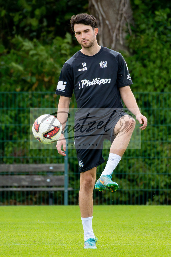 20260909_TRAOSN_0633 | Fußball, Herren: Leon Flach (VfL Osnabrück) in Aktion, am Ball, Einzelaktion beim Training des VfL Osnabrück am 09.09.2026 im Sportpark Illoshöhe in Osnabrück, Deutschland.(Foto von Nico Paetzel) - Realisiert mit Pictrs.com