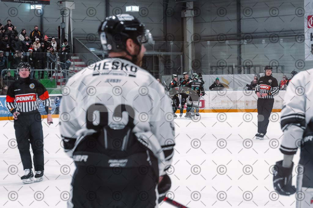 Alligators_vs_Passau_03_12_2025-61 | Höchstadt Alligators Fotogalerie: Eishockey-Action aus Franken. Professionelle Spielfotos, Portraits & Stadionbilder zum Download. Jetzt entdecken! - Realisiert mit Pictrs.com