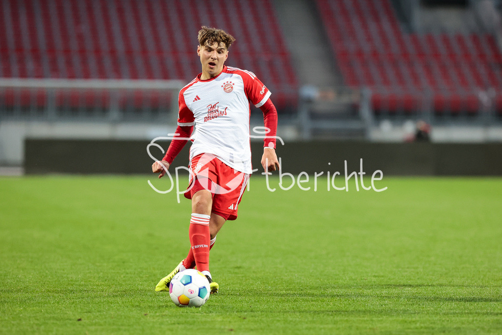 1. FC Nürnberg II - FC Bayern Amateure | am Ball Max SCHOLZE (FCB #2) / Freisteller / Einzelfoto