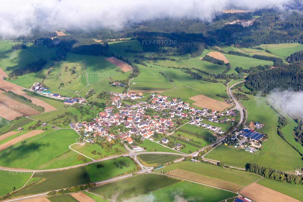 Luftbild: Dorf - Ansicht unter tiefen Wolken am Rande von landwirtschaftlichen Feldern und Nutzflächen im Ortsteil Mauenheim in Immendingen im Bundesland Baden-Württemberg in Deutschland. Foto: IMG_71369.jpg vom 30.08.2014 durch Werner Riehm/FLY-FOTO.de