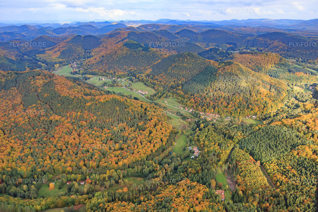Luftbild: Ortsteil Wineckerthal von Westen in Dambach im Bundesland Bas-Rhin in Frankreich. – Foto: IMG_084689.jpg vom 23.10.2015 durch Werner Riehm/FLY-FOTO.de – Auflösung des Originals: 5472 x 3648 px