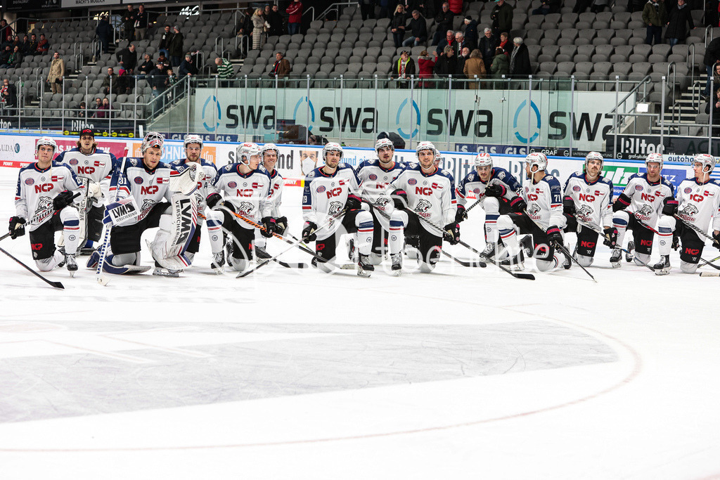 Augsburger Panther - Nürnberg ICE Tigers | Die ICE Tigers feiern mit den mitgereisten Fans aus Nuernberg