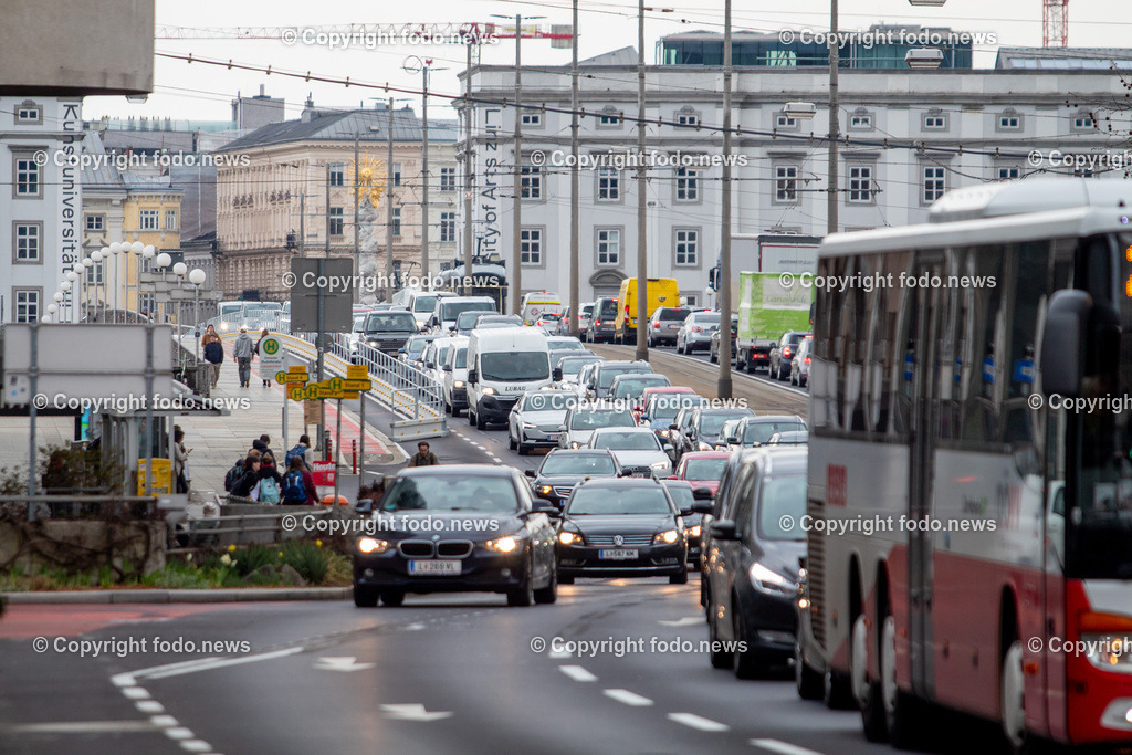 Linz_ Verkehr_ 01.04.2025-7 | 01.04.2025, LINZ, AUT, im Bild Themenbild, Verkehr, Stau, KFZ, Bruecke, B129, Schild, Nibelungenbruecke, Auto, Strassenbahn, Haltestelle, Fahrgaeste, Bus, Oeffentlicher Verkehr
