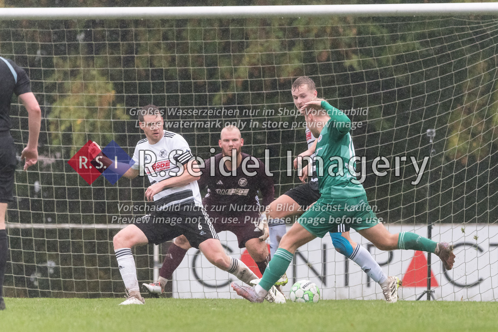 RS-1-014300 | Youri von der Mehden (#16, Neumünster) steht Patrick Claus Ellenberger (#6, Reinfeld, Teamkapitän), Marvin Zimmermann (#12, Reinfeld, Torwart) und Luca Hermann Brügmann (#23, Reinfeld) gegenüber.