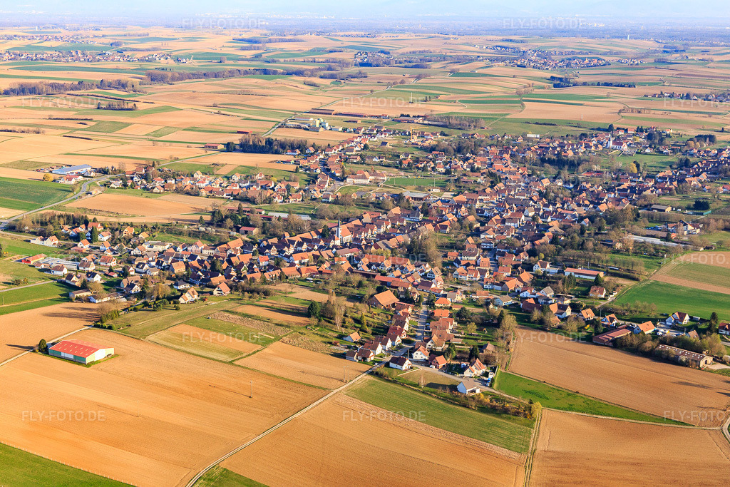 Luftbild: Ortsansicht aus Nordwesten in Seebach im Bundesland Bas-Rhin in Frankreich. – Foto: IMG_130958.jpg vom 22.03.2022 durch Werner Riehm/FLY-FOTO.de – Auflösung des Originals: 5472 x 3648 px