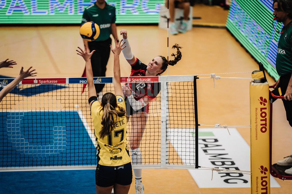 Volleyball | Frauen | Saison 2025/2026 | Volleyball Bundesliga | SSC Palmberg Schwerin vs. ETV Hamburger Volksbank Volleys | 18.10.2025 | Hannah Ammerman (#12, ETV Hamburger Volksbank Volleys) beim Angriff