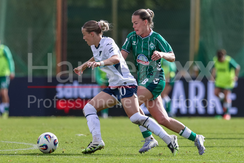 Fussball, Google Pixel Frauen-Bundesliga, SV Werder Bremen - TSG 1899 Hoffenheim | v.li.: Laura Gloning (TSG 1899 Hoffenheim, 20) und Juliane Wirtz (SV Werder Bremen, 28) im Zweikampf, Duell, Dynamik, Aktion, Action, Spielszene, DIE DFB-RICHTLINIEN UNTERSAGEN JEGLICHE NUTZUNG VON FOTOS ALS SEQUENZBILDER UND/ODER VIDEOÄHNLICHE FOTOSTRECKEN. DFB REGULATIONS PROHIBIT ANY USE OF PHOTOGRAPHS AS IMAGE SEQUENCES AND/OR QUASI-VIDEO.