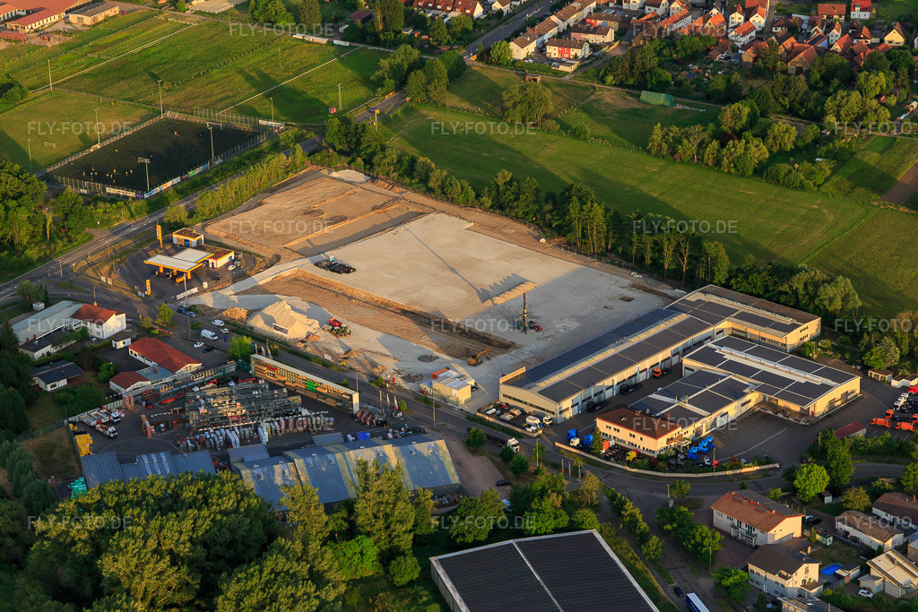 Luftbild: Baustelle mit Fundament des neuen Logistikpark der HANSAINVEST und DFI-Real-Estate Kandel nach Abriss des OBI-Markts im Ortsteil Minderslachen in Kandel im Bundesland Rheinland-Pfalz in Deutschland. – Foto: IMG_146794.jpg vom 20.05.2025 durch Werner Riehm/FLY-FOTO.de – Auflösung des Originals: 5472 x 3648 px – Entdecke HANSAINVEST | Kapital-verwaltungs-gesellschaft: Hansainvest – DFI Real Estate - Driving Future Innovation