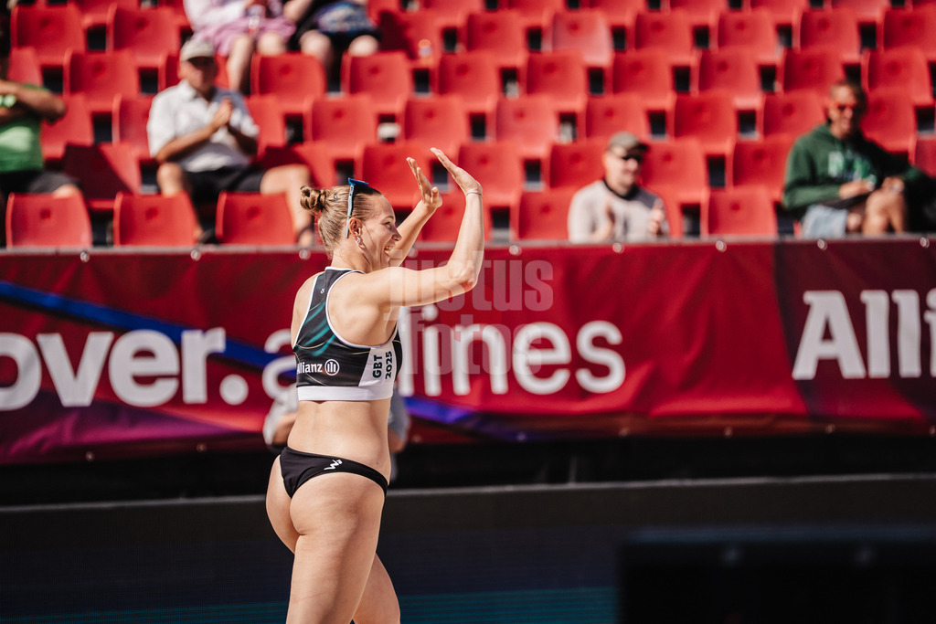 Beachvolleyball | Frauen | Allianz German Beach Tour 2025 | Tourstop Bremen | 13.06.2025 | Tabea Schwarz läuft in die Arena ein