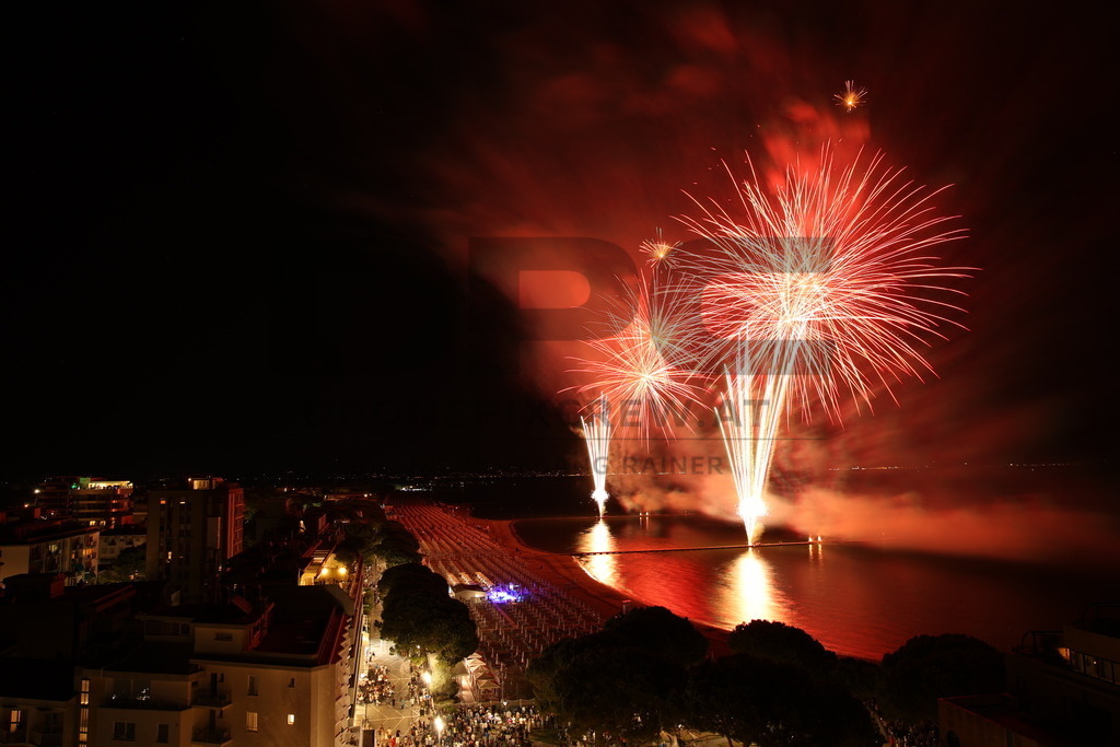 Ferragosto Fireworks in Grado, Italy | GRADO, ITALY, 15.AUG.26 - FIREWORKS - Ferragosto fireworks over the Adriatic Sea in Grado, Italy. Colorful fireworks light up the night sky above the beach, coastline and waterfront during the traditional summer celebration. - Realisiert mit Pictrs.com