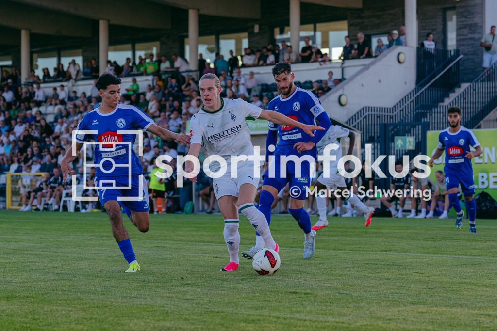 SSVg Velbert 02 – Borussia Mönchengladbach | Noah Bouassaria (SSVg Velbert 02) David Herold (Borussia Mönchengladbach), Tristan Duschke (SSVg Velbert 02) im Zweikampf. Testspiel zwischen der SSVg Velbert 02 und Borussia Mönchengladbach in Velbert, 12.08.2026. Endstand: 0:8. sportimfokus / Marcel Schwering - Realisiert mit Pictrs.com