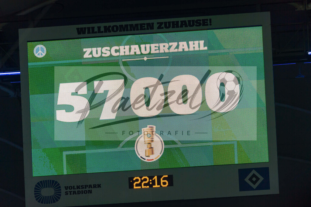 HSVSCF20220419_134 | Fussball, Herren: . Anzeigetafel mit der Zuschauerzahl beim DFB-Pokal-Halbfinalspiel zwischen Hamburger SV und SC Freiburg im Volksparkstadion am 19.04.2022 in Hamburg, Deutschland.DFB / DFL REGULATIONS PROHIBIT ANY USE OF PHOTOGRAPHS AS IMAGE SEQUENCES AND/OR QUASI-VIDEO. - Realisiert mit Pictrs.com