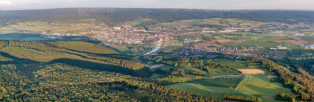 Luftbild: Stadtpanorama am Ufer der Weser aus Norden in Holzminden im Bundesland Niedersachsen in Deutschland. Foto: IMG_65104-Bearbeitet.jpg vom 23.05.2014 durch Werner Riehm/FLY-FOTO.deAuflösung des Originals: 9278 x 3016 px