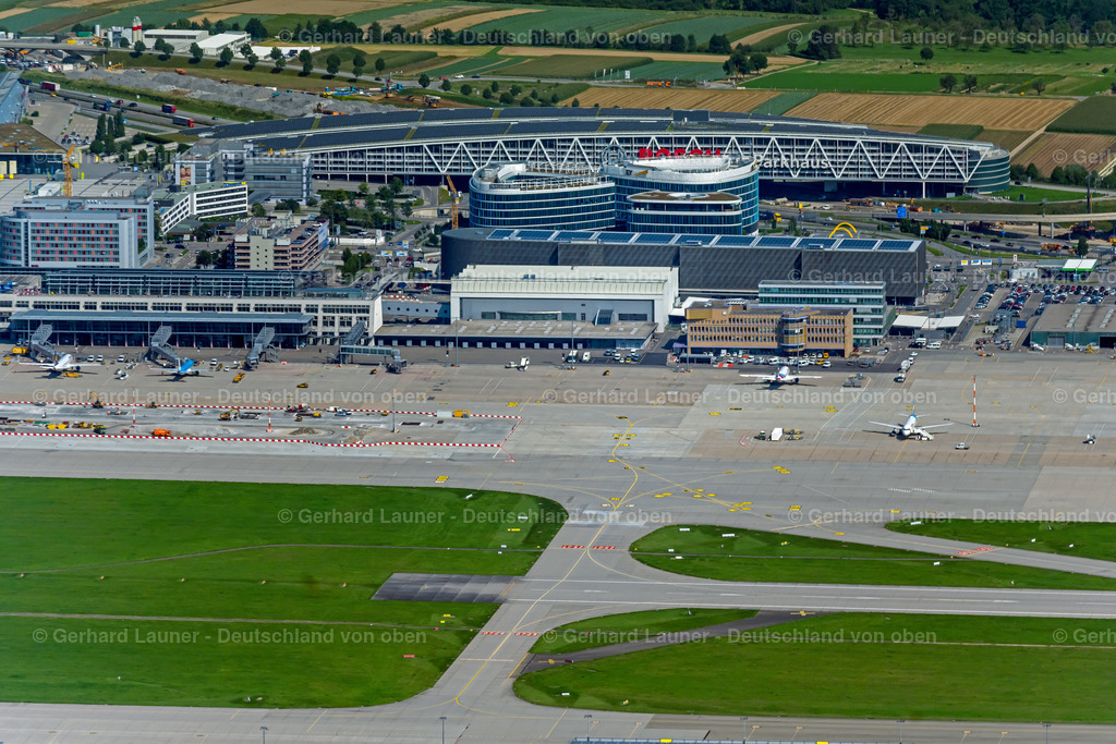 4047038 | LEINFELDEN-ECHTERDINGEN 11.08.2021 Abfertigungs- Gebäude und Terminals auf dem Gelände des Flughafen Stuttgart in Leinfelden-Echterdingen im Bundesland Baden-Württemberg, Deutschland. Weiterführende Informationen bei: Flughafen Stuttgart GmbH. // Dispatch building and terminals on the premises of the airport Stuttgart in Leinfelden-Echterdingen in the state Baden-Wuerttemberg, Germany. Further information at: Flughafen Stuttgart GmbH. Foto: Gerhard Launer