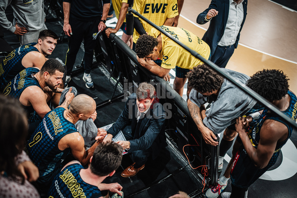 Basketball | Männer | Saison 2024/2025 | easyCredit Basketball Bundesliga | 4. Spieltag | Veolia Towers Hamburg vs. EWE Baskets Oldenburg | 06.10.2024 | Trainer Pedro Calles (EWE Baskets Oldenburg)