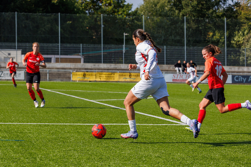 FCHHÜT_251003_4395 | 1.FC Heidenheim 1846 II vs. TSV Hüttlingen, Fußball, Frauen, Bezirkspokal, 2025/2026, 1.Runde, 03.10.2025 in Mergelstetten, Sportplatz 2(Foto: Michael Bulling) - Realisiert mit Pictrs.com