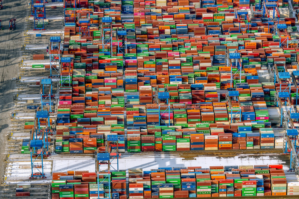4044620 | HAMBURG 14.02.2021 Blick auf Container und Containerschiffe am Kai der HHLA Logistics Container Terminal Burchhardkai und Waltershofer Hafen im Eurogate Container Terminal  des Hamburger Hafens in Hamburg. // View on container and container ships at berth HHLA Logistics Container Terminal Burchhardkai and Walter Hofer Euro Gate Container Terminal in the Port of Hamburg harbor in Hamburg. Foto: Gerhard Launer