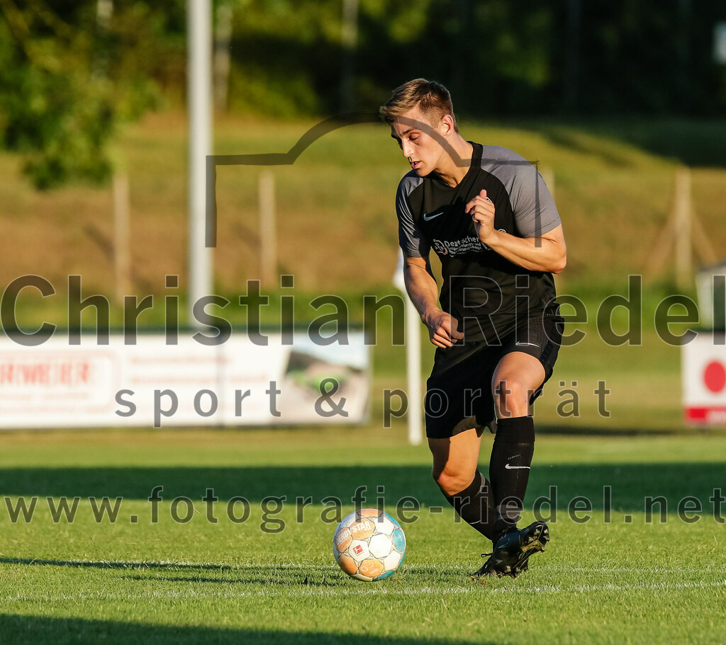 2023-07-14_107_FC_Langengeisling_gegen_FC_Velden-Eberspoint | Erding, Deutschland, 14.07.2023:
Fußball, Bezirksliga Oberbayern Ost 2023 / 2024, Testspiel, FC Langengeisling gegen FC Velden-Eberspoint, Endergebnis: 5:0

Niko Simak (FC Langengeisling, #3)

Foto: Christian Riedel / fotografie-riedel.net