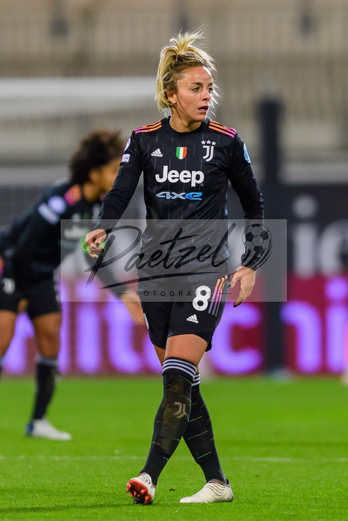 WOBJUV20211118_149 | Fussball, Frauen: Martina Rosucci (Juventus FC) schaut bei dem Spiel der UEFA Women´s Champions League zwischen VfL Wolfsburg und Juventus Turin im AOK-Stadion am 18.11.2021 in Wolfsburg, Deutschland. - Realisiert mit Pictrs.com