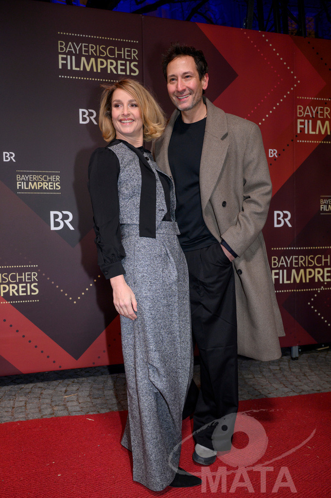 _DWI5428 | Lara Joy Körner und Alexander Kreuzer bei der Verleihung des 47. Bayerischen Filmpreises 2026  im Prinzregententheater. München, Deutschland. Der Bayerische Filmpreis wird seit 1979 von der Bayerischen Staatsregierung verliehen, um die Bedeutung des Kinofilms als Kulturgut herauszustellen - Realisiert mit Pictrs.com