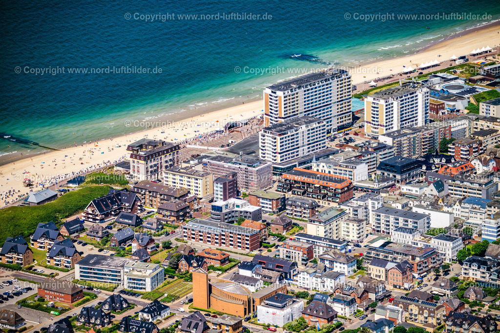 Sylt_Westerland_Strand_ELS_0420210625 | SYLT 13.08.2025 Hochhaus- Gebäude der Hotelanlage und des Congress Centrum am Sandstrand an der Friedrichstraße in Sylt Nordsee - Insel im Bundesland Schleswig-Holstein, Deutschland. Weiterführende Informationen bei: Hotel Roth, Hayo Feikes & Co.,  Insel Sylt Tourismus-Service GmbH. // High-rise building of the hotel complex and the Congress Center on the sandy beach at Friedrichstrasse in Sylt, North Sea island in the federal state of Schleswig-Holstein, Germany. Further information at: Hotel Roth, Hayo Feikes & Co.,  Insel Sylt Tourismus-Service GmbH. Foto: Martin Elsen