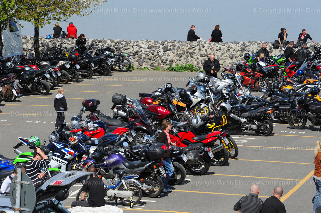 Lüheanleger Motoräder_ELS_281412702d | Altes Land - Aufnahmedatum: 02.05.2010, Aufnahmehöhe:  m, Koordinaten:  - , Bildgröße: 4256 x  2832 Pixel - Copyright 2010 by Martin Elsen, Kontakt: Tel.: +49 157 74581206, E-Mail: info@schoenes-foto.deSchlagwörter:Altes Land - Realisiert mit Pictrs.com