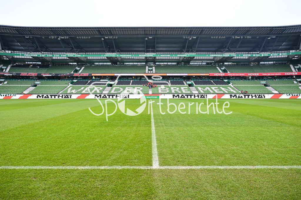 SV Werder Bremen - FC Bayern München | BREMEN, GERMANY - 14. FEBRUARY: Ein Blick ins Bremer Weserstadion vor dem Bundesligamatch zwischen dem SV Werder Bremen und dem FC Bayern München am 22. Spieltag im Weserstadion / DFL REGULATIONS PROHIBIT ANY USE OF PHOTOGRAPHS AS IMAGE SEQUENCES AND/OR QUASI-VIDEO / Symbolbild / Symbolfoto