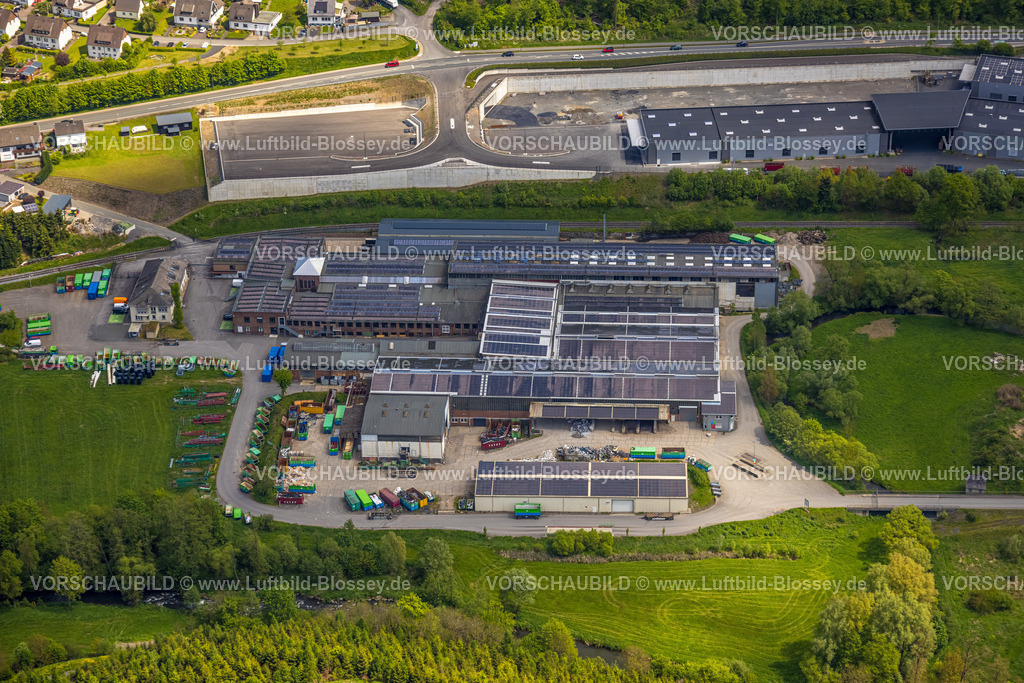 Sundern230504777 | Luftbild, Gewerbegebiet Zum Dümpel, hbwt e.K. Wärmebehandlungstechnik, Solardach, Stemel, Sundern, Sauerland, Nordrhein-Westfalen, Deutschland