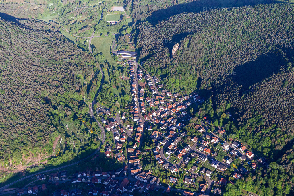 Luftbild: Dorfansicht im Pfälzerwald aus Osten in Lug im Bundesland Rheinland-Pfalz in Deutschland. Foto: IMG_131386.jpg vom 14.05.2022 durch Werner Riehm/FLY-FOTO.deOrtsgemeinde Lug