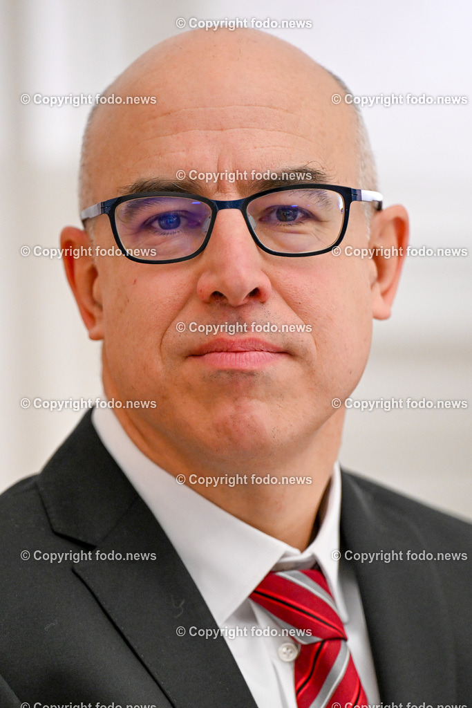 Pressekonferenz Land Ooe_ Stabilitaet der Lieferketten im Fokus_ 22.01.2024-7 | 22.01.2024, Linz, AUT, Pressekonferenz Land Ooe, Stabilitaet der Lieferketten im Fokus – aktuelle Analysen und Forschungsergebnisse und kuenftige Schwerpunkte im Bild Gabriel Felbermayr (Direktor Oesterreichisches Institut fuer Wirtschaftsforschung (WIFO) und Vizepraesident Supply Chain Intelligence Institute Austria (ASCII))