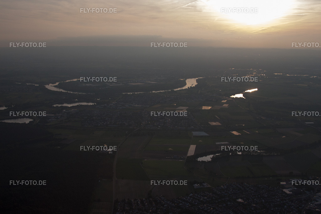 Ortsansicht | Luftbild: Ortsansicht in Altlußheim im Bundesland Baden-Württemberg in Deutschland. Foto: IMG_66431.jpg vom 30.05.2014 durch Werner Riehm/FLY-FOTO.de - Realisiert mit Pictrs.com