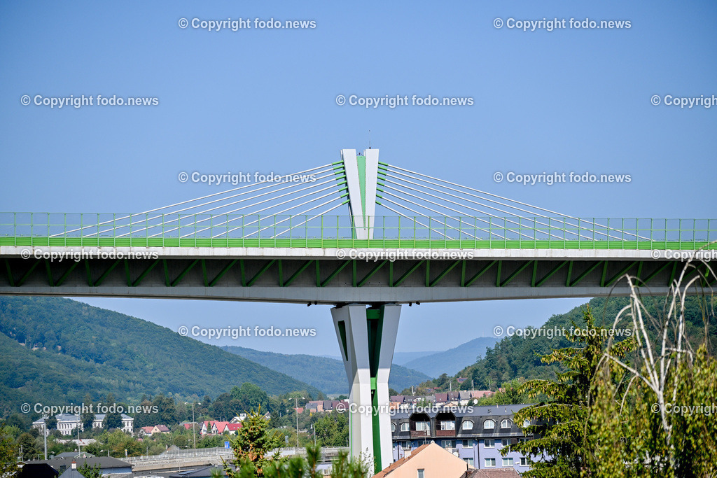 Slowakei_ Trenciansky kraj_ Povazska Bystrica_ 26.08.2024-67 | 26.08.2024, Slowakei, SVK, Trenciansky kraj, Povazska Bystrica, im Bild Stadt in der Nordwestslowakei, Stadtansichten, Gebaeude, Architektur, Turm, Bruecke, Bahnhof, Zentrum, Prior, Kaufhaus, Park, Strassen, Haeuser, Infrastruktur, kommunistische Symbolik, Denkmaeler, Kultur