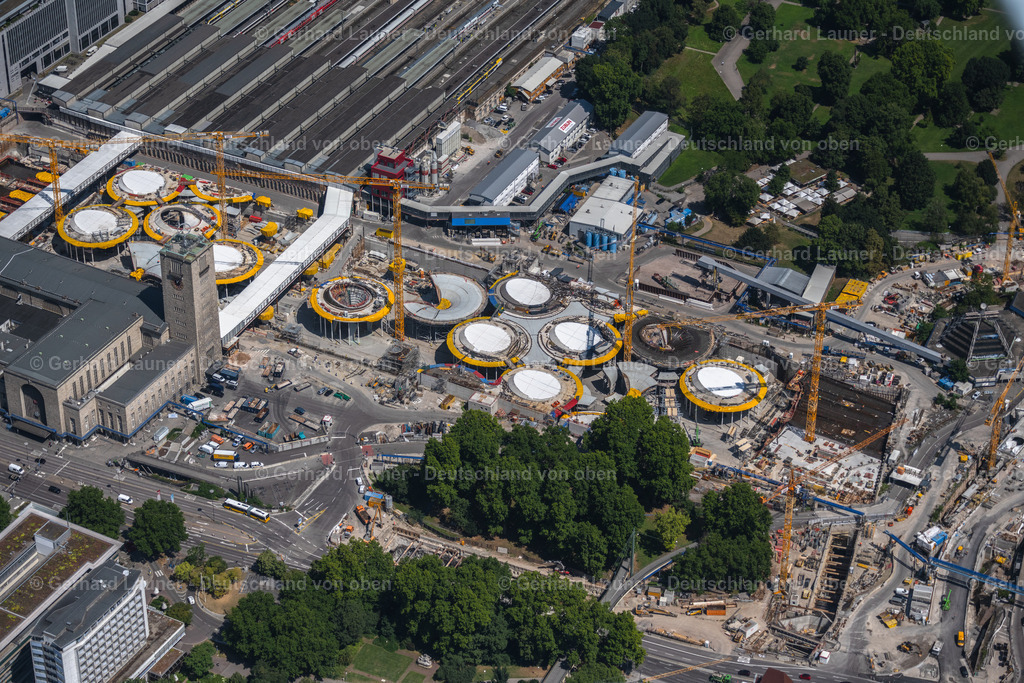 4034659 | STUTTGART 22.07.2020 Hauptbahnhof der Deutschen Bahn und Bauarbeiten zum Verkehrs- und Städtebauprojekt Stuttgart 21 in Stuttgart im Bundesland Baden-Württemberg. Weiterführende Informationen bei: Deutsche Bahn AG,  Ed. Züblin AG,  HTG Ingenieurbüro für Bauwesen GmbH,  Vössing Ingenieurgesellschaft mbH. // Building of the main station of the railway and construction site for the development project Stuttgart 21 in Stuttgart in the state of Baden-Wurttemberg. Further information at: Deutsche Bahn AG,  Ed. Zueblin AG,  HTG Ingenieurbuero fuer Bauwesen GmbH,  Voessing Ingenieurgesellschaft mbH. Foto: Gerhard Launer
