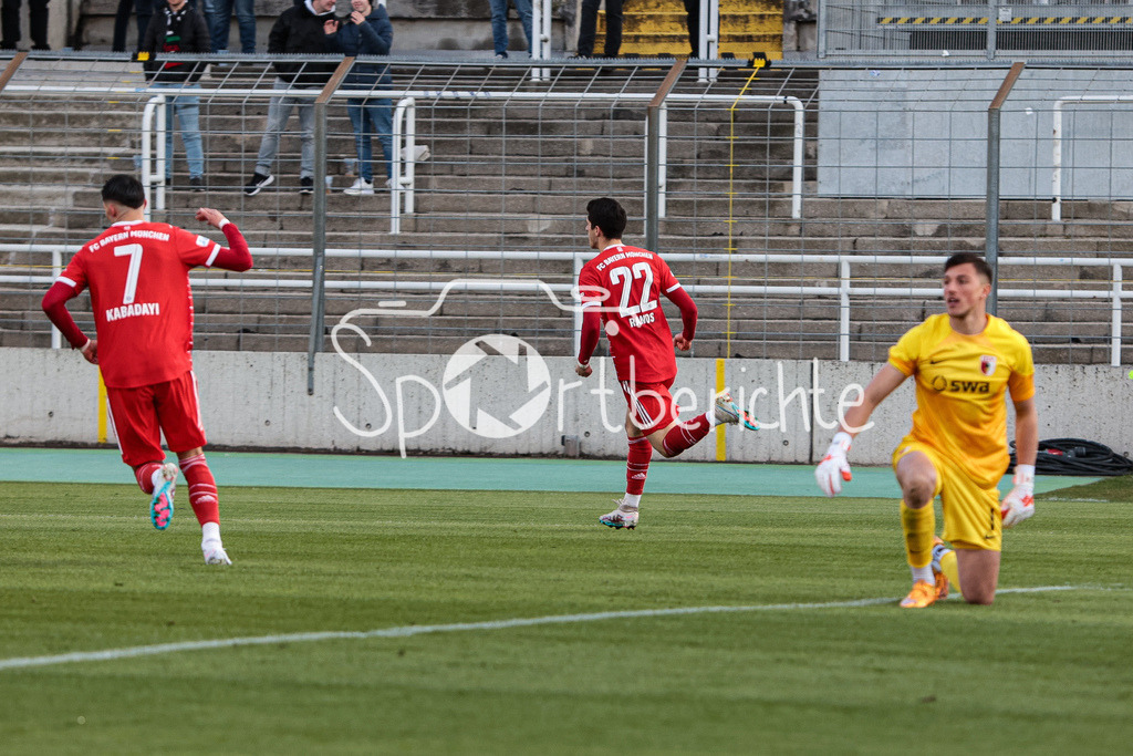 FC Bayern Amateure - FC Augsburg II | Grant Leon RANONS (FCB #22) umkurvt in dieser Szene Marcel LUBIK (FCA #1) und erzielt den Ausgleich zum 1-1