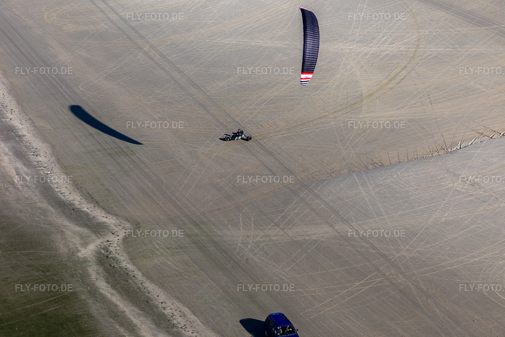 Luftbild: Buggies und Kiter am Sandstrand in Fanø im Bundesland Syddanmark in Dänemark. Foto: IMG_118625.jpg vom 21.09.2019 durch Werner Riehm/FLY-FOTO.de