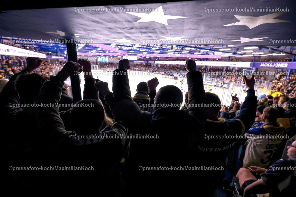 BFX27012601085 | 27.01.2026, Eishockey, Metal Ligaen Denmark, Herning Blue Fox - Frederikshavn White Hawks, KVIK Hockey Arena in Herning, Dänemark: Zuschauer Besucher Fans Eishockeyfans Symbolbild beobachten die Spieler auf dem Spielfeld 