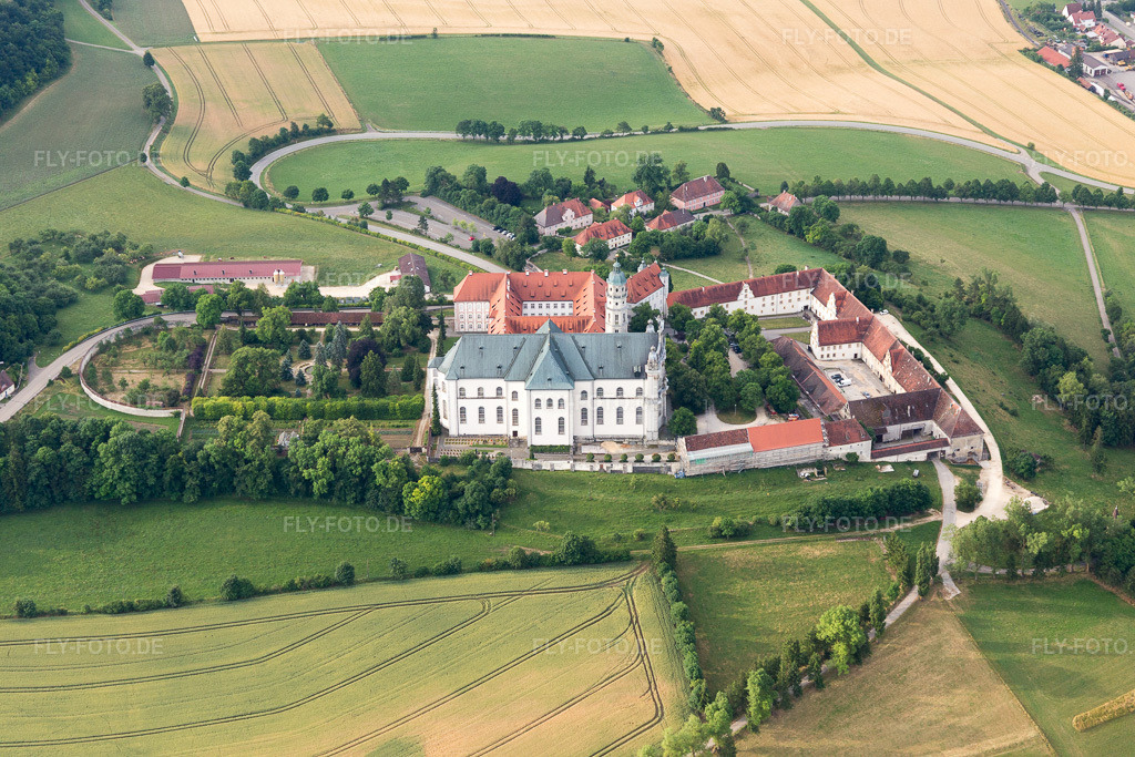 Luftbild: Gebäudekomplex des Klosters und Museums Neresheim in Neresheim im Bundesland Baden-Württemberg in Deutschland. Foto: IMG_101614.jpg vom 08.07.2017 durch Werner Riehm/FLY-FOTO.de