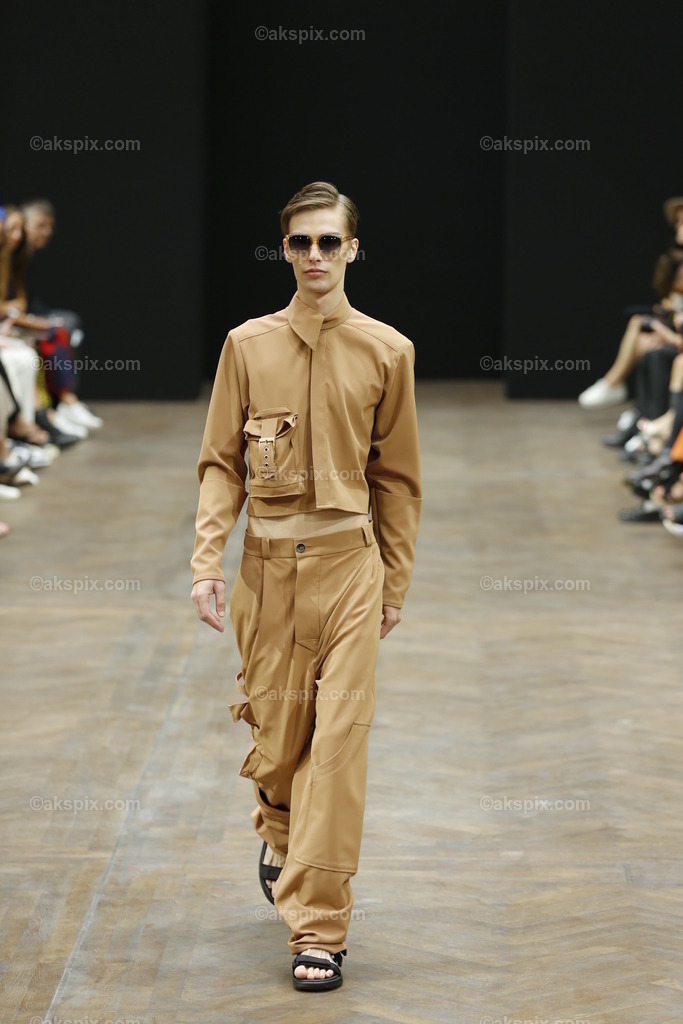 Kilian Kerner auf der  MBFW Spring/Summer 2023 | Mercedes-Benz Fashion Week (MBFW)  Frühling / Sommer 2023 im Hotel Telegraphenamt Berlin in Berlin-Mitte. Die Kollektionen von Kilian Kerner auf der MBFW Spring/Summer 2023. Das Bild zeigt Models mit der Kollektion von Kilian Kerner.