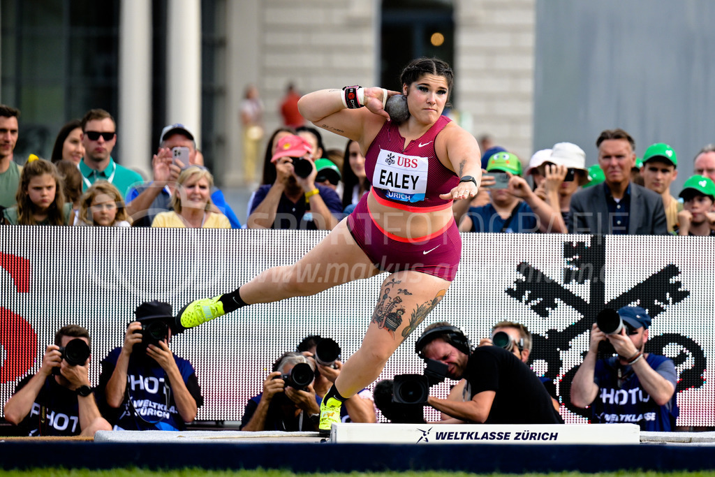 Leichtathletik: Weltklasse Zürich | 07.09.2022, Zürich, Sechseläutenplatz, Leichtathletik: Weltklasse Zürich, EALEY Chase (USA) im Kugelstossen der Frauen. - Realisiert mit Pictrs.com