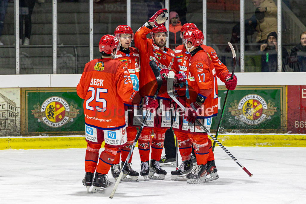 EC Peiting vs EV Füssen | Eishockey Oberliga Süd 2023/2024, EC Peiting vs EV Füssen, 20240112,
Tor Brett OUDERKIRK (ECP 9),
2024-01-12 in Peiting (Eisstadion)
25 Tobias BECK (ECP 25), 17 Samuel PAYEUR (ECP 17), 9 Brett OUDERKIRK (ECP 9), 22 Lukas GOHLKE (ECP 22), 65 Alexander BIBERGER (ECP 65)
Copyright: WolfgangxLindner foto-lindner.de