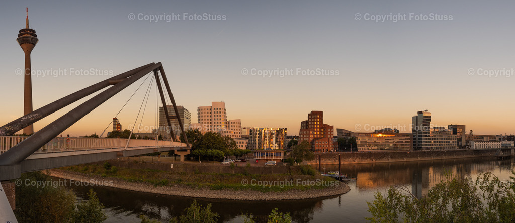Panorama vom Medienhafen am Rhein in Düsseldorf | Panorama zum Abend vom Medienhafen in Düsseldorf mit dem Rheinturm - Realisiert mit Pictrs.com