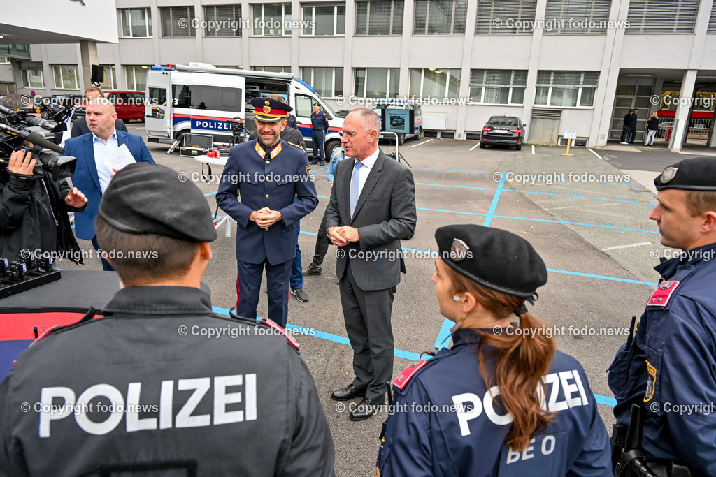 Landespolizeidirektion Ooe_ Pressekonferenz Sicherheitsbudget 2024_ 24.10.2023-51 | 24.10.2023, Landespolizeidirektion Oberoesterreich, AUT, Pressekonferenz Sicherheitsbudget 2024, im Bild BM Gerhard Karner (VP, Inneres), Polizeibeamte